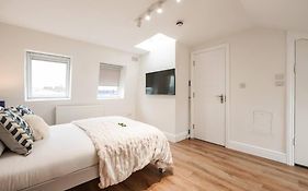Newly Renovated Modern 4 Bed 3 Bath Apartment London
